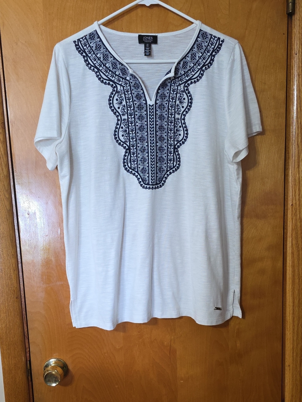 Jones New York White Embroidered V-Neck Women's Top